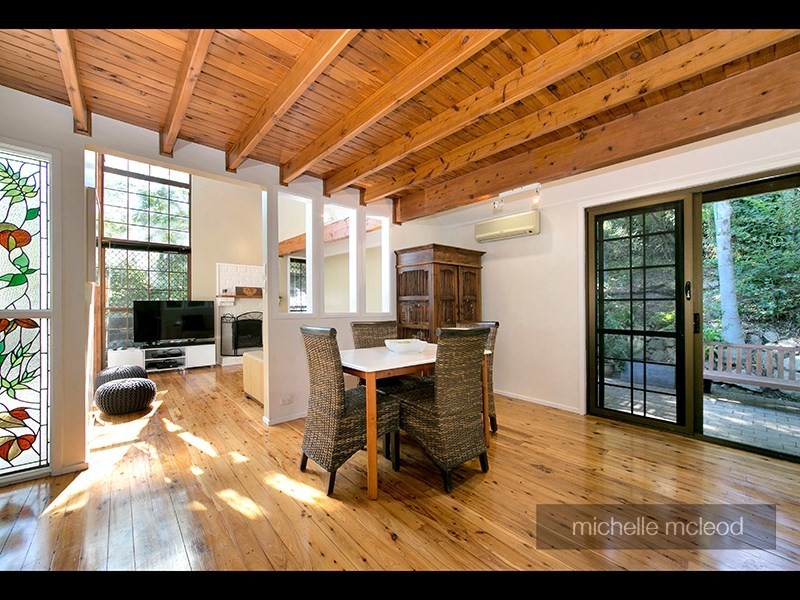 8 Jocelyn Court, Chapel Hill QLD 4069