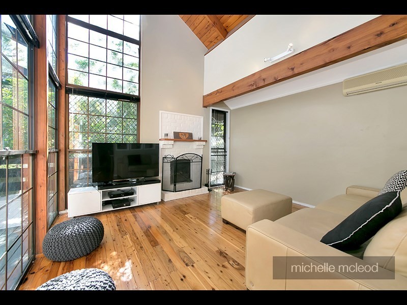 8 Jocelyn Court, Chapel Hill QLD 4069