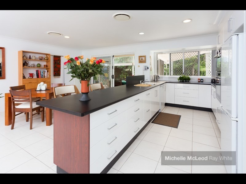 6 Kagoola Close, Chapel Hill QLD 4069