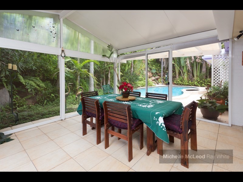 6 Kagoola Close, Chapel Hill QLD 4069