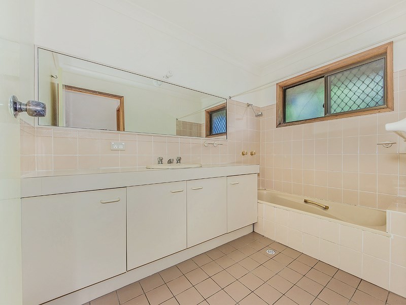 53 Boblynne Street, Chapel Hill QLD 4069