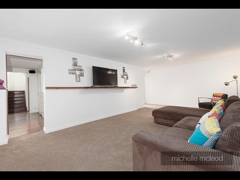 24 Rowena Street, Kenmore QLD 4069