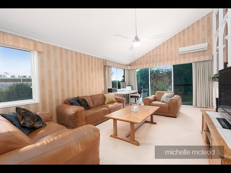 61 Sunset Road, Kenmore QLD 4069