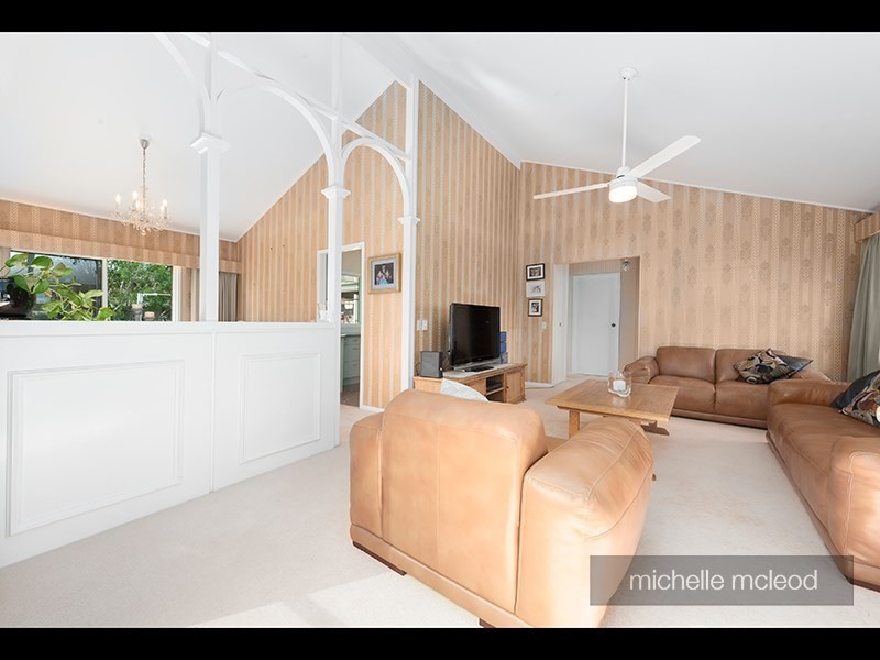 61 Sunset Road, Kenmore QLD 4069