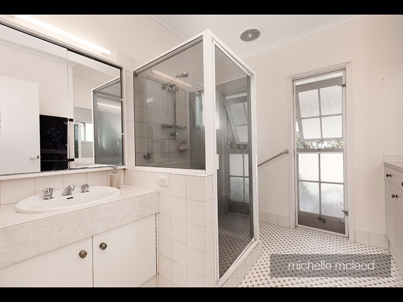 61 Sunset Road, Kenmore QLD 4069