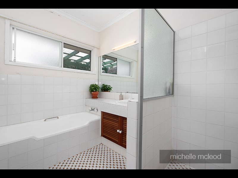 61 Sunset Road, Kenmore QLD 4069