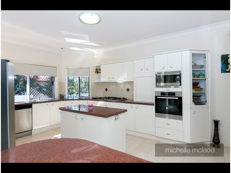 5 Kagoola Close, Chapel Hill QLD 4069