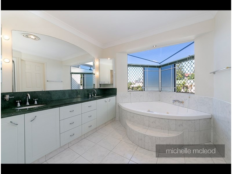 5 Kagoola Close, Chapel Hill QLD 4069