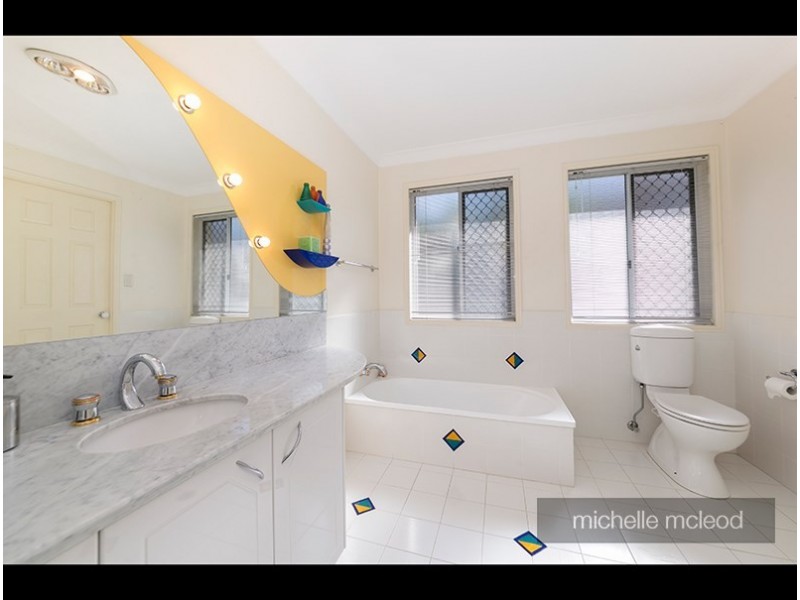 5 Kagoola Close, Chapel Hill QLD 4069