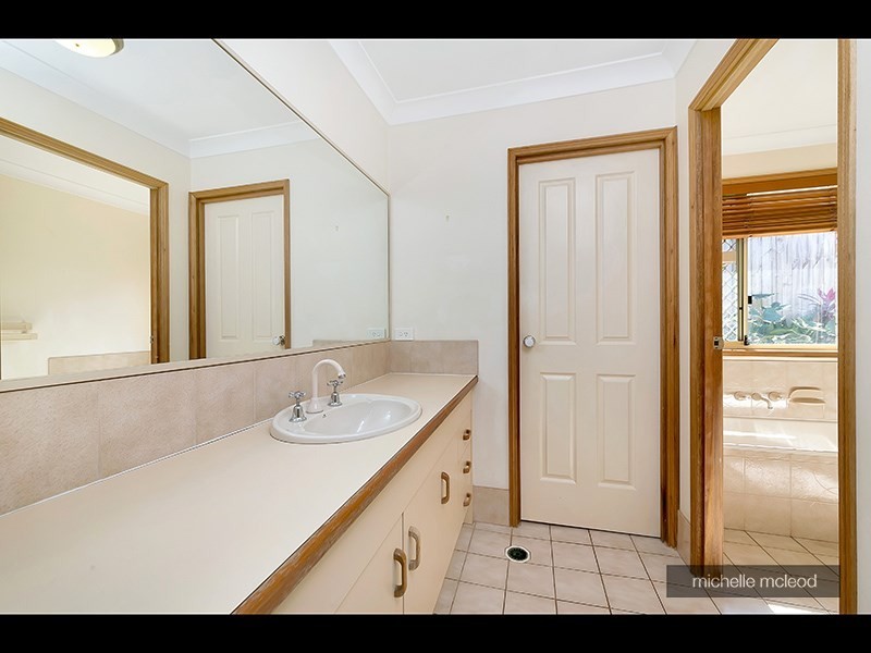 11 Mukurta Street, Chapel Hill QLD 4069