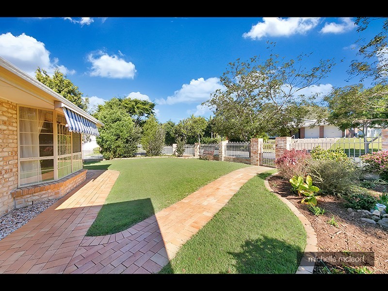 11 Mukurta Street, Chapel Hill QLD 4069