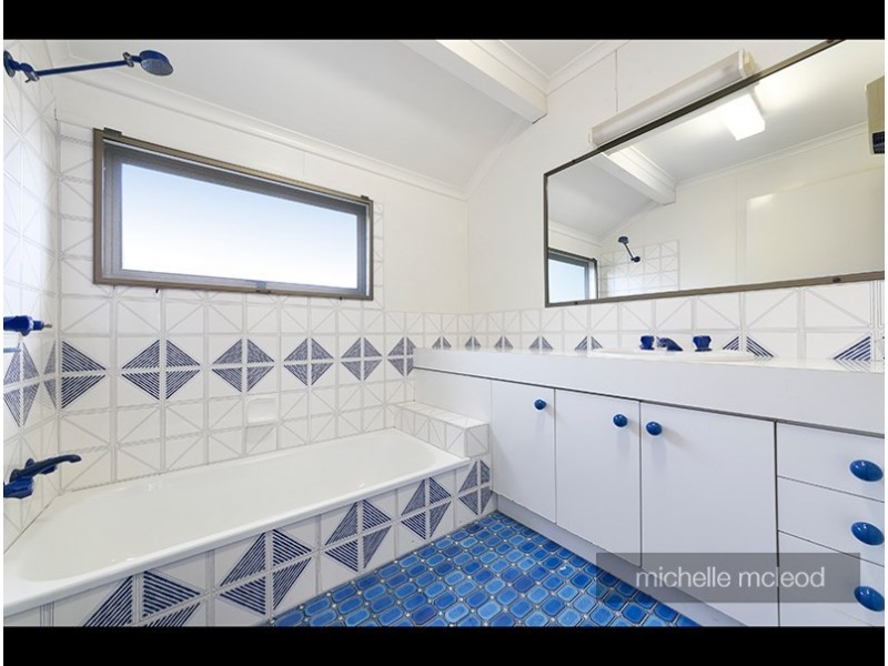 6 Goolman Street, Chapel Hill QLD 4069