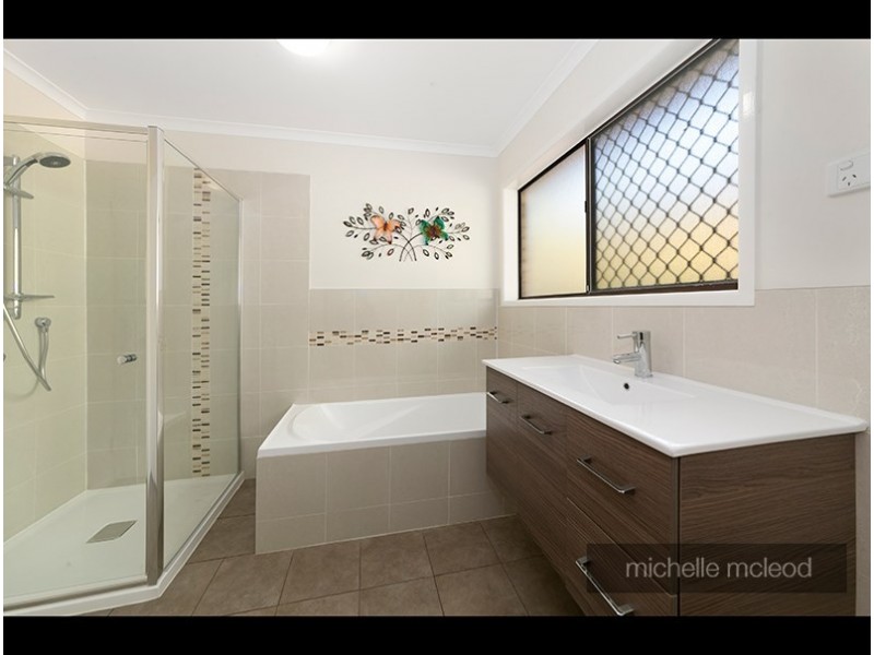 3 Manubar Place, Chapel Hill QLD 4069