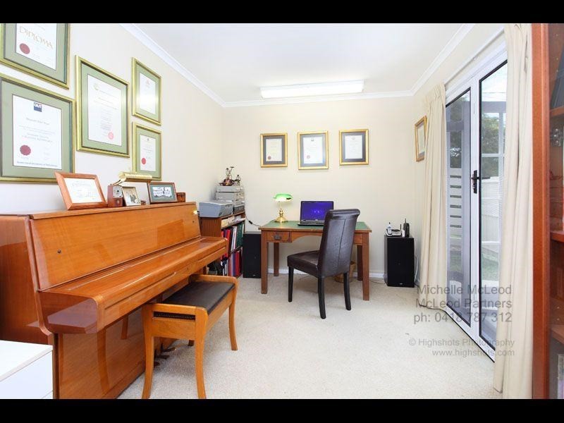 10 Mabb Street, Kenmore QLD 4069