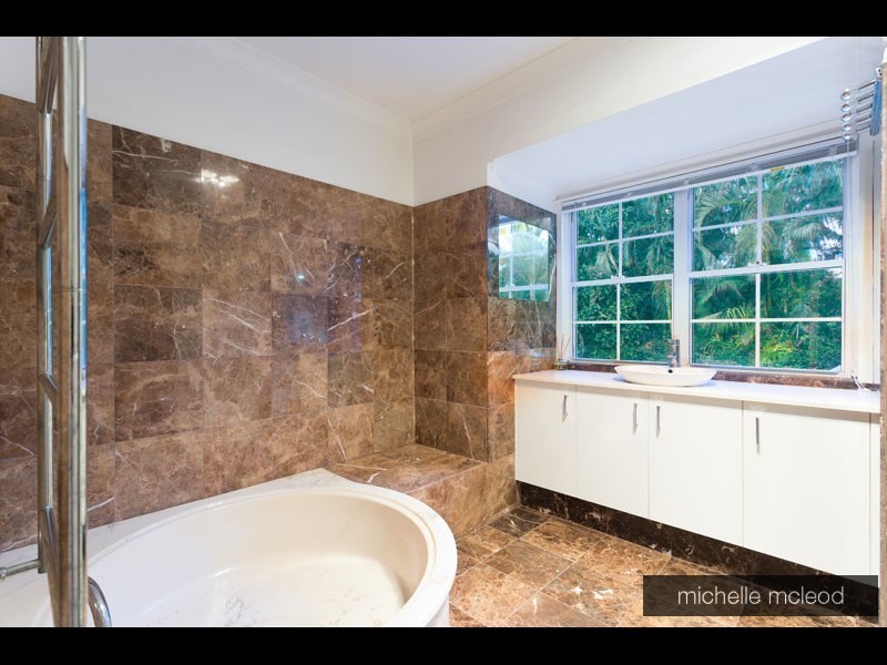 1 Rustic Street, Kenmore Hills QLD 4069