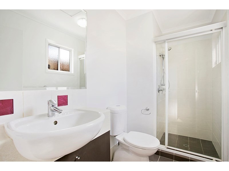 6/82 Clarence Road, Indooroopilly QLD 4068