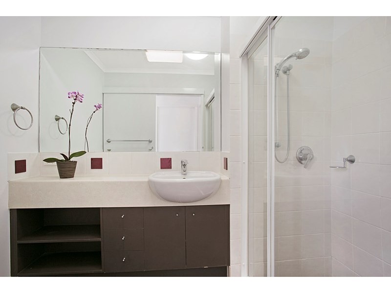 6/82 Clarence Road, Indooroopilly QLD 4068