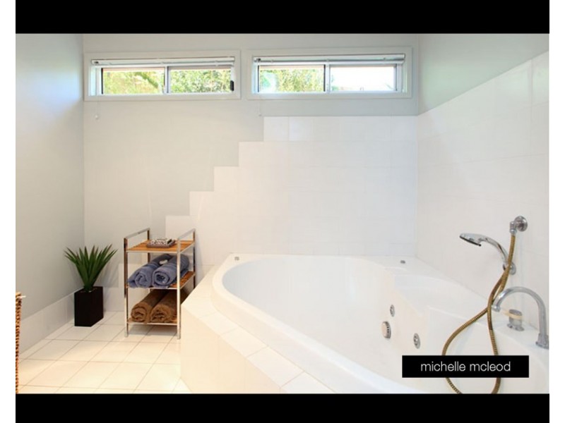 4 Pearra Place, Chapel Hill QLD 4069