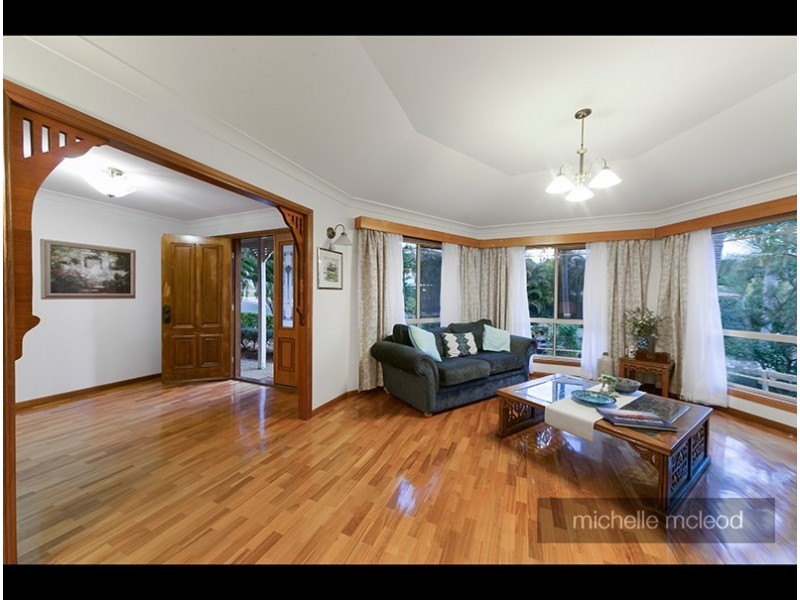 34 Drysdale Crescent, Brookfield QLD 4069
