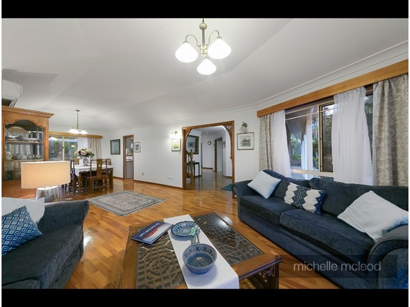 34 Drysdale Crescent, Brookfield QLD 4069