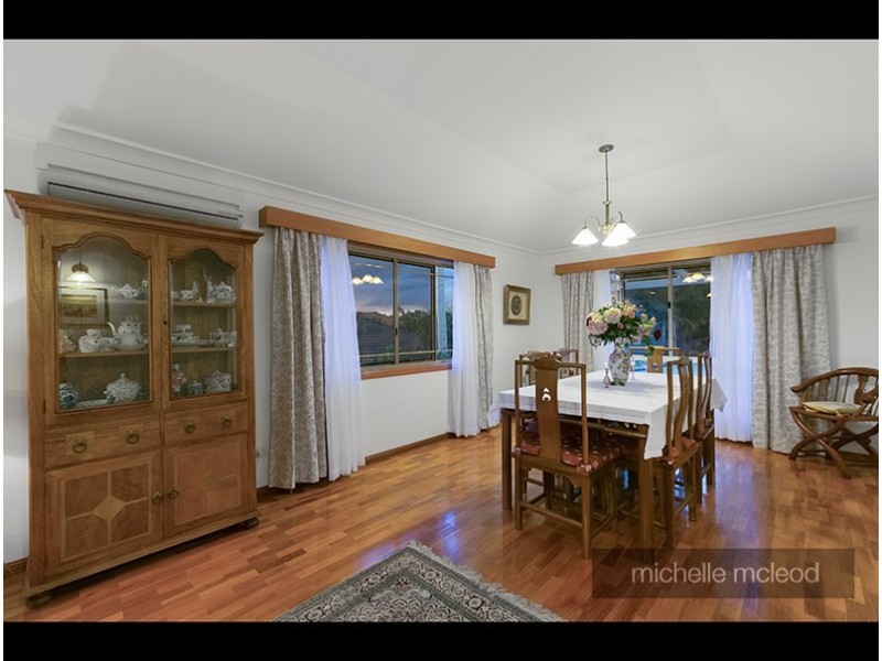 34 Drysdale Crescent, Brookfield QLD 4069
