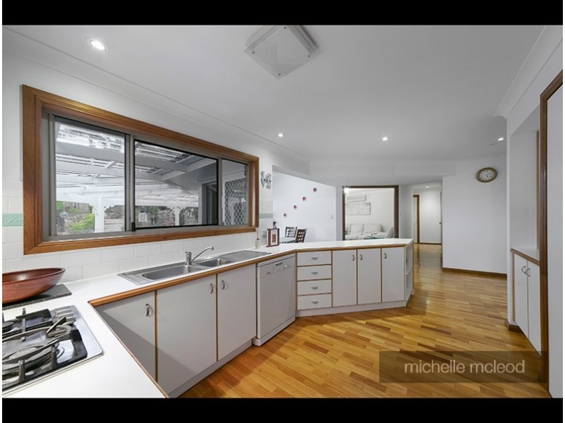 34 Drysdale Crescent, Brookfield QLD 4069