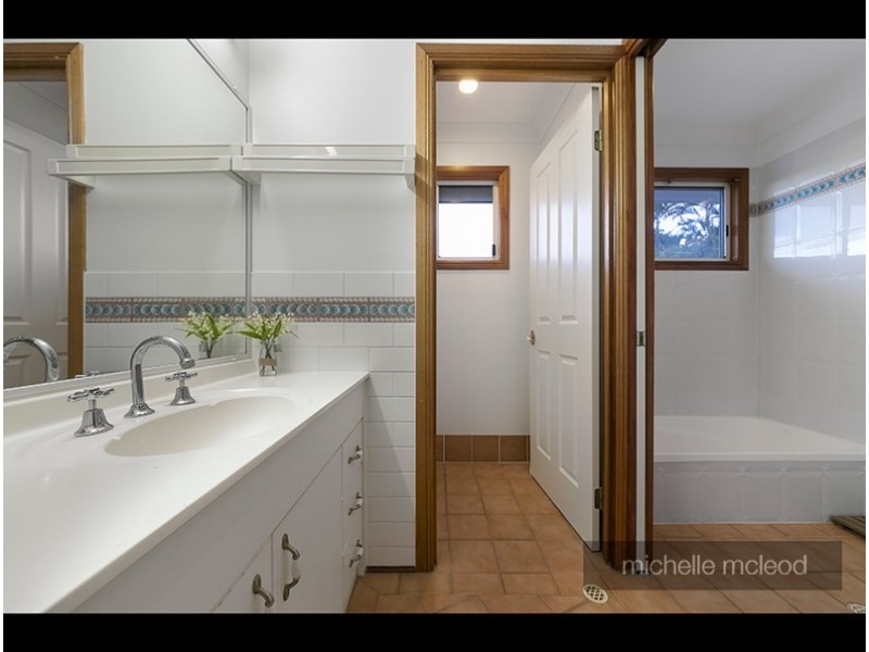 34 Drysdale Crescent, Brookfield QLD 4069