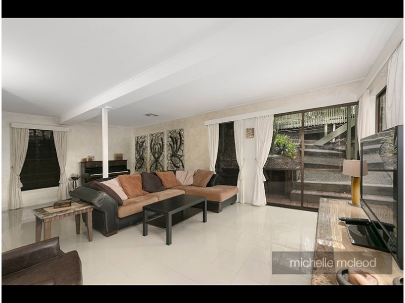 15 Columbia Street, Chapel Hill QLD 4069