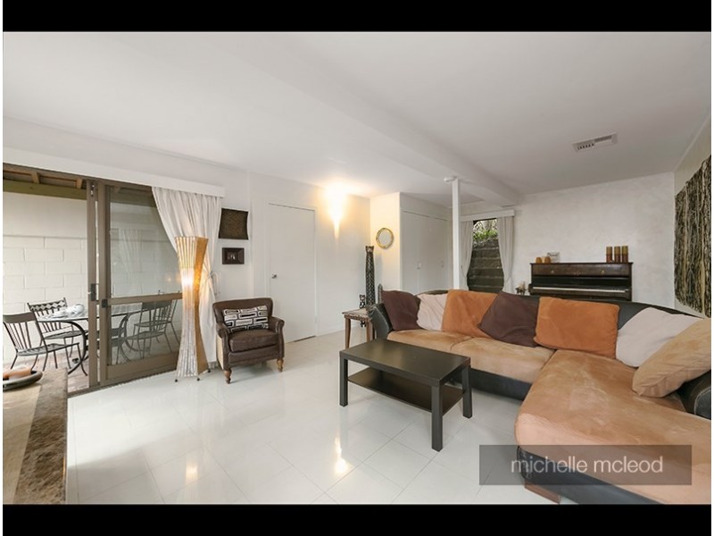 15 Columbia Street, Chapel Hill QLD 4069