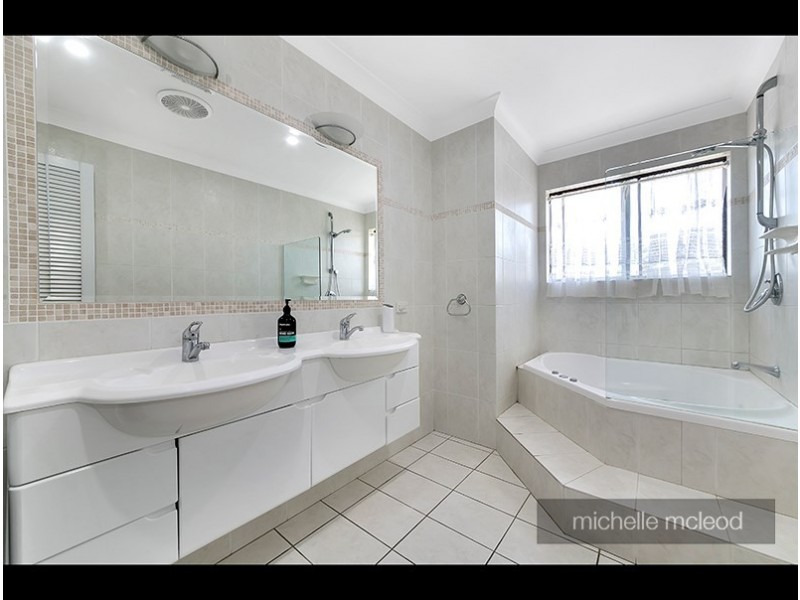 10 Welcome Street, Chapel Hill QLD 4069