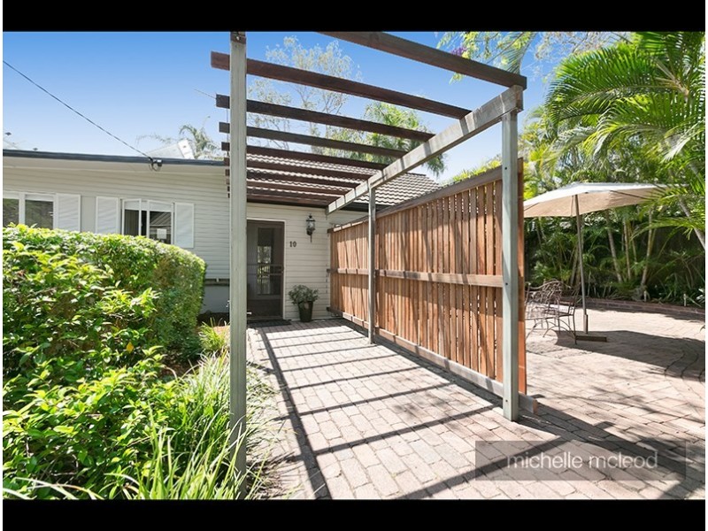 10 Trenton Street, Kenmore QLD 4069