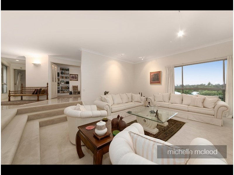 36 Hakea Crescent, Chapel Hill QLD 4069