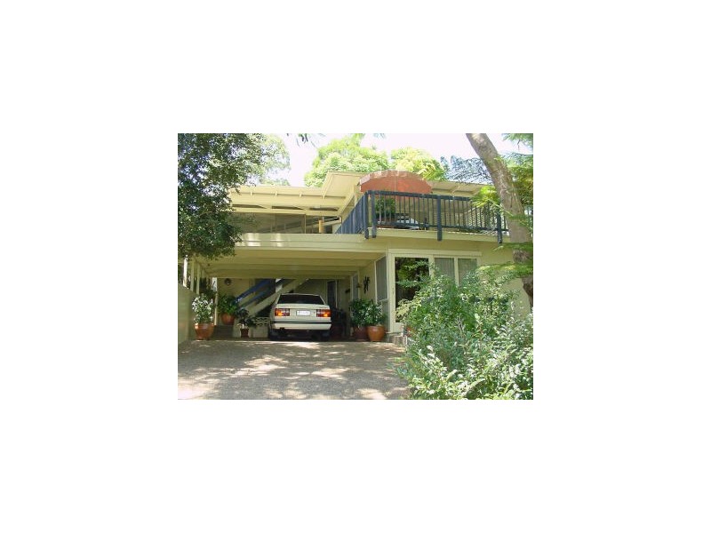 18 Mervyn Grove, St Lucia QLD 4067