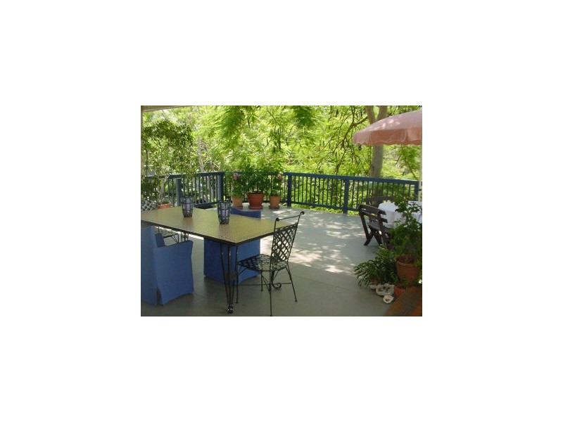 18 Mervyn Grove, St Lucia QLD 4067