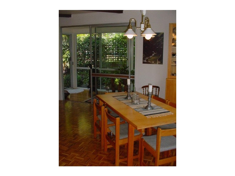 18 Mervyn Grove, St Lucia QLD 4067