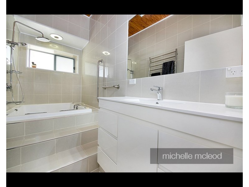 23 Alenola Street, Chapel Hill QLD 4069