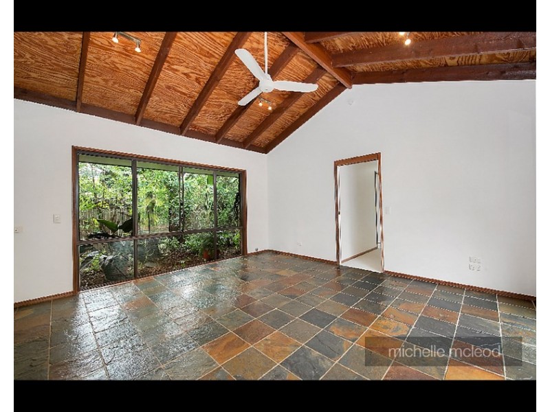 35 Farnworth Street, Chapel Hill QLD 4069