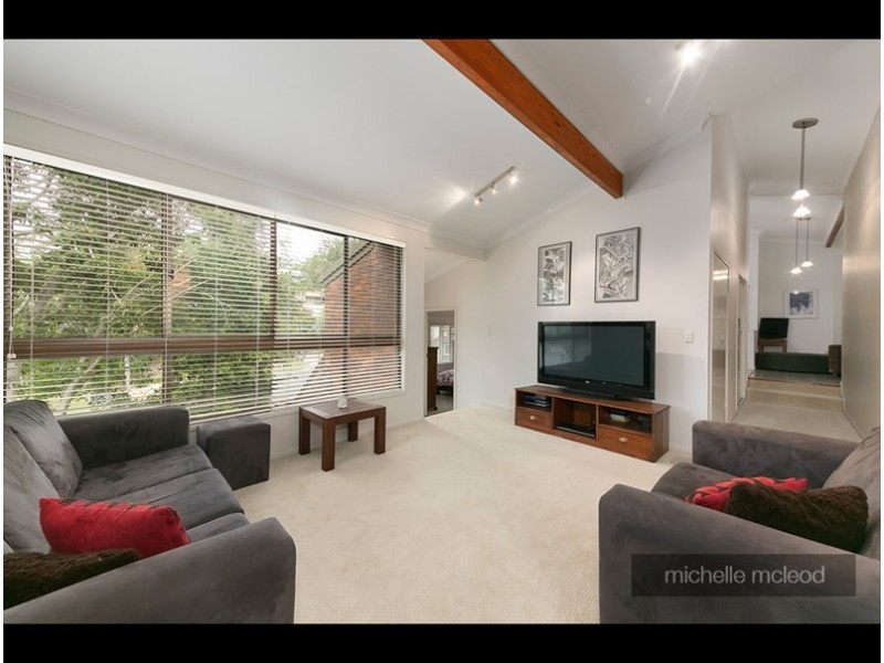 27 Burrumbuck Street, Chapel Hill QLD 4069