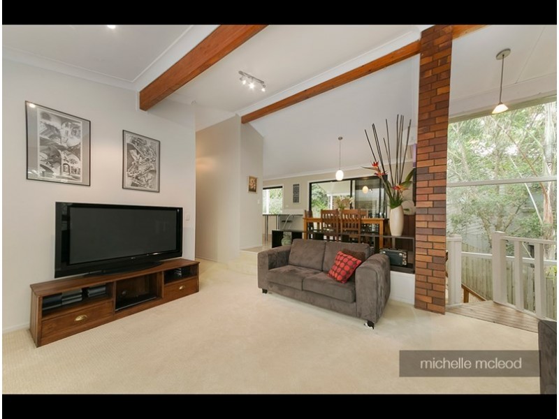 27 Burrumbuck Street, Chapel Hill QLD 4069