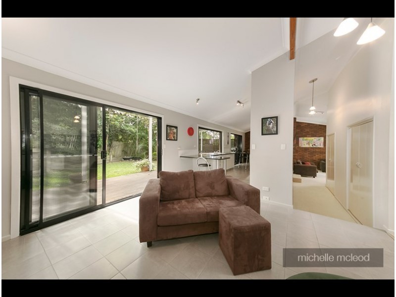 27 Burrumbuck Street, Chapel Hill QLD 4069