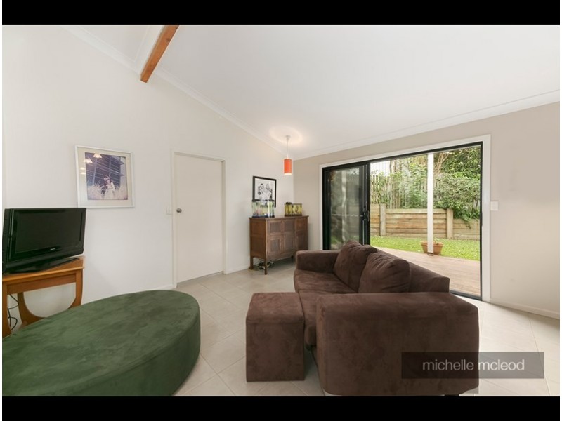 27 Burrumbuck Street, Chapel Hill QLD 4069