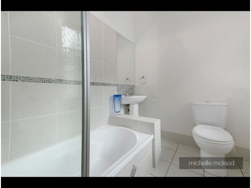 27 Burrumbuck Street, Chapel Hill QLD 4069