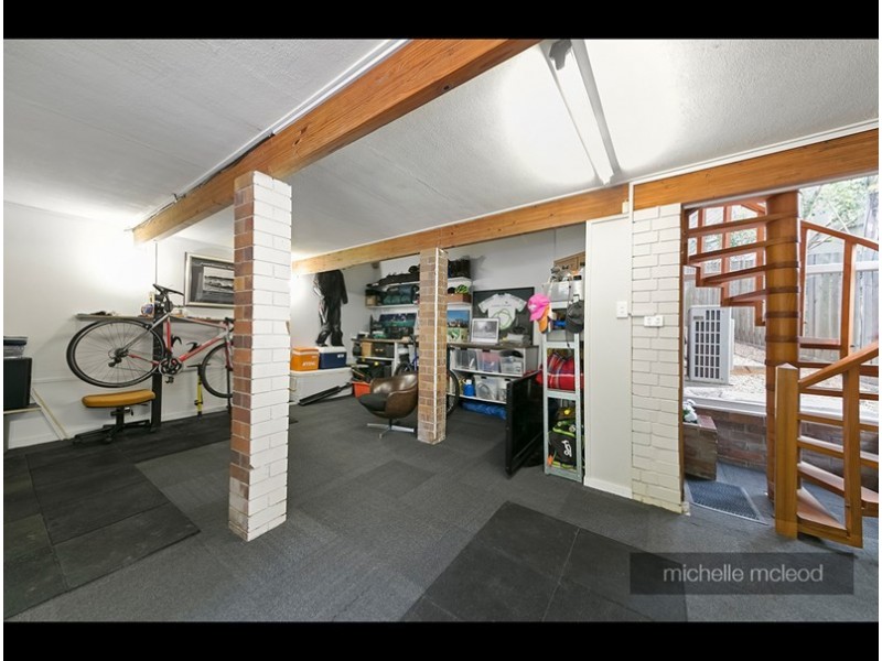 27 Burrumbuck Street, Chapel Hill QLD 4069