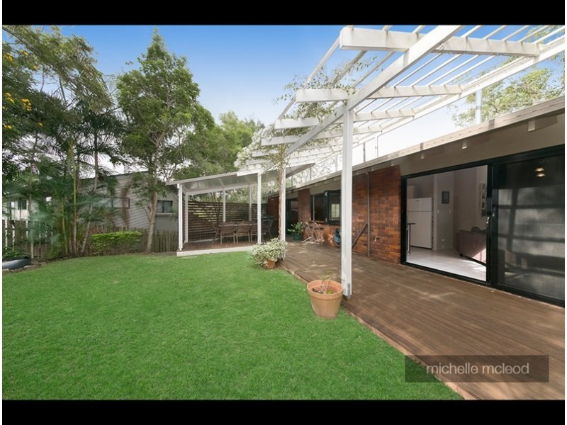 27 Burrumbuck Street, Chapel Hill QLD 4069