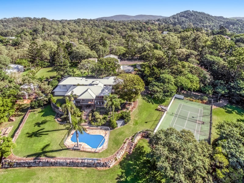 18 Royston Street, Brookfield QLD 4069