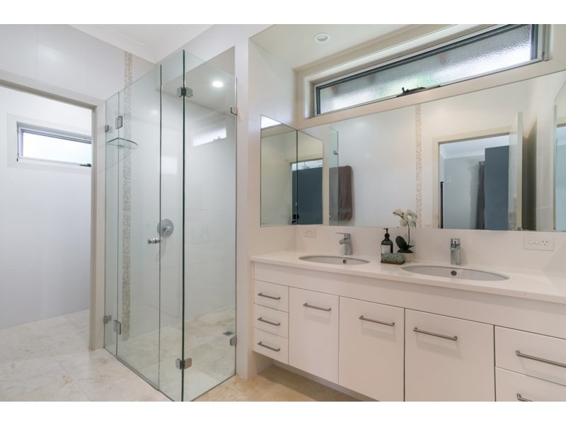 18 Royston Street, Brookfield QLD 4069