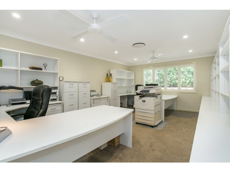 18 Royston Street, Brookfield QLD 4069