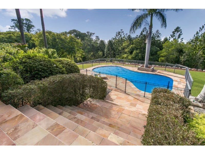 18 Royston Street, Brookfield QLD 4069