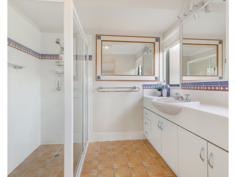 9 Riatta Street, Chapel Hill QLD 4069