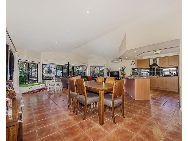 8 Tea Tree Cresent, Sinnamon Park QLD 4073